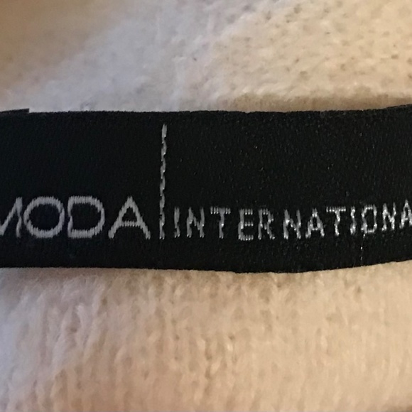 VICTORIA'S SECRET MODA INTERNATIONAL wool sweater size medium-never worn - Picture 4 of 5